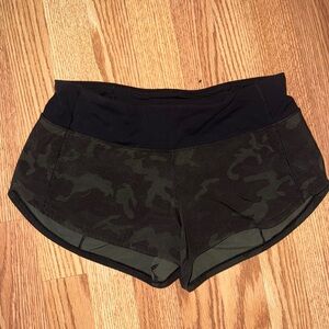 Lulu Lemon camo Speed Up Low-rise lined Short. 2.5” size 4.